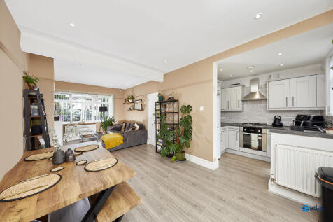 Lounge/Dining Area