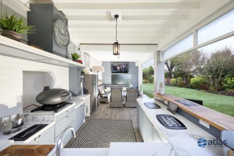 Summer House/Patio/Dining Area