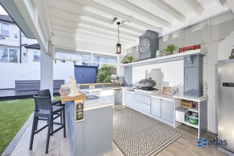Summer House/Patio/Dining Area
