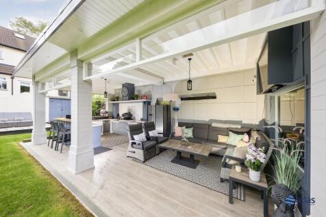 Summer House/Patio/Dining Area