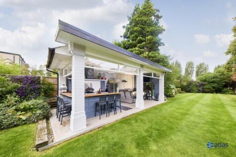 Summer House/Patio/Dining Area