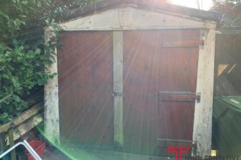 Small Garage.JPG
