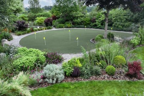 PUTTING GREEN
