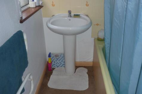 En Suite to Bedroom 3.JPG