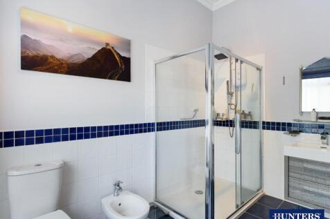 Ensuite Bathroom 1