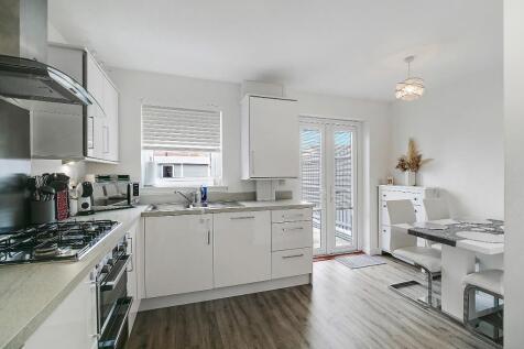 Kitchen/ Dining Area