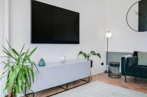 Lounge/ Dining Area