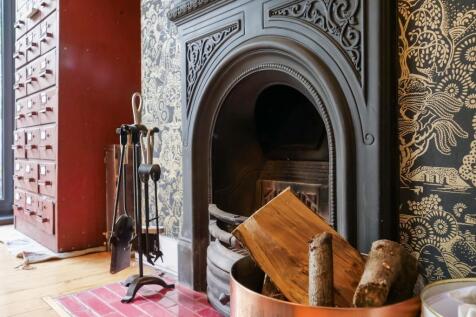 Feature fire surround