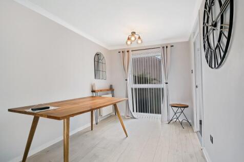 Lounge/Dining Area