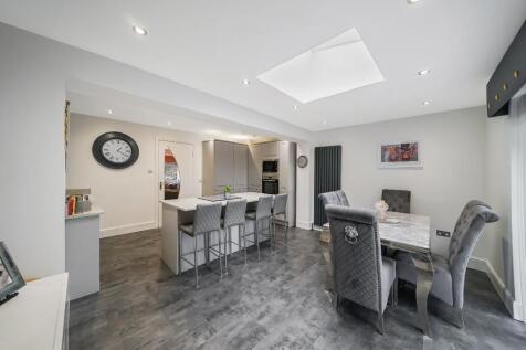 Kitchen/ Dining Area