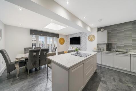 Kitchen/ Dining Area