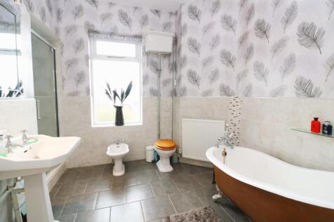 En-suite Bath / Shower Room / WC