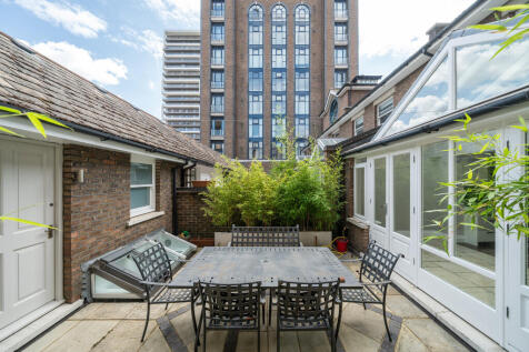 8 Coral Row, SW11...