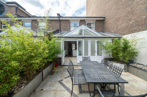 8 Coral Row, SW11...