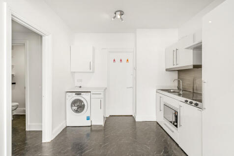 8 Coral Row, SW11...
