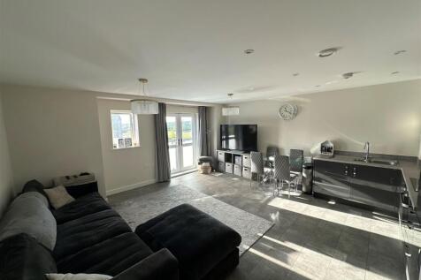 Open Plan Kitchen / Lounge Area