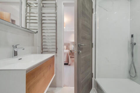 7_Main Ensuite-0 ...