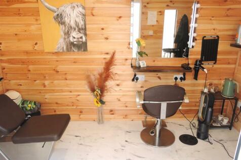 Salon outbuilding
