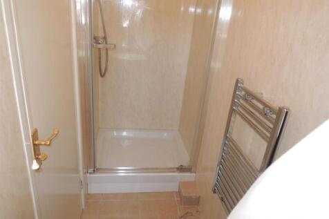 En Suite Shower Room: