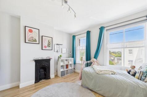 Front Bedroom (2).jpg