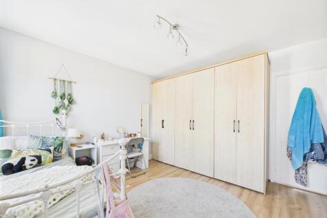 Front Bedroom (3).jpg