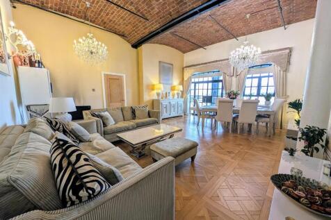 Living Room..jpg