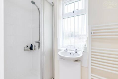 En suite bedroom 1