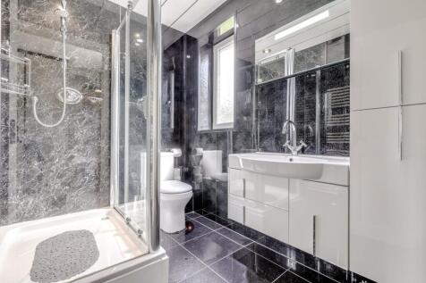 Bedroom 1 en suite 