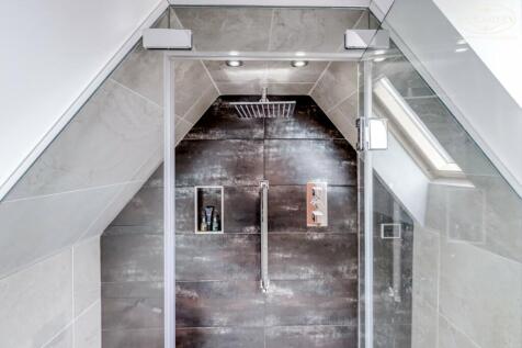 Bedroom 1 en suite 