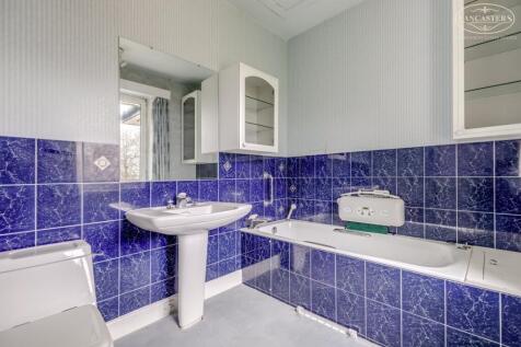 En Suite to Bedroom 1