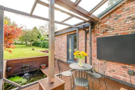 Rear decking and garden 