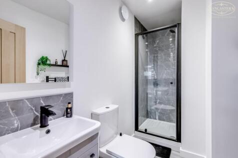 Bedroom 1 en suite 