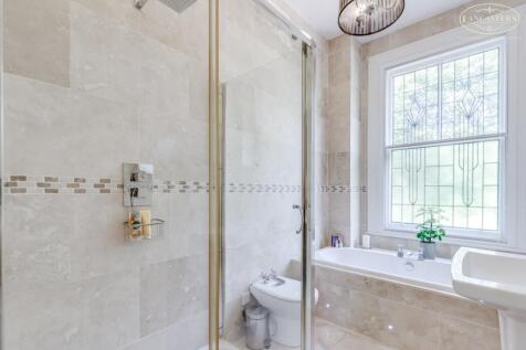 Bathroom first floor front