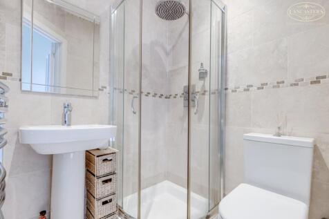 Bedroom 2 en suite 