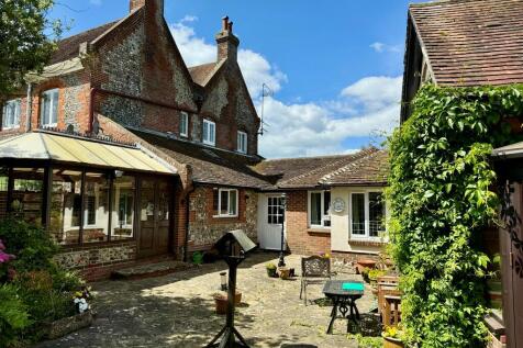 Tuts Cottage Cour...