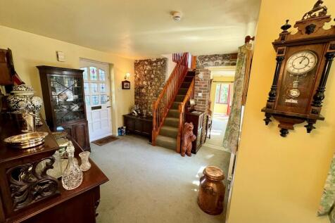 Tuts Cottage Entr...