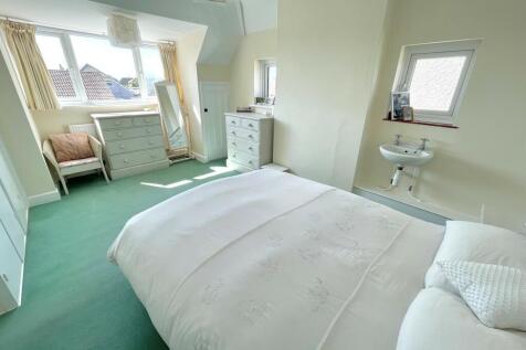 2 Cudlow Ave Bed ...
