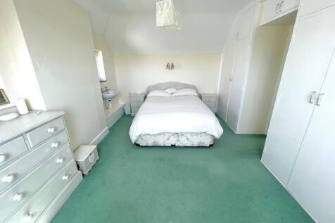2 Cudlow Ave Bed ...