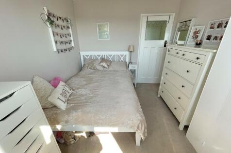 2 Cudlow Ave Bed ...