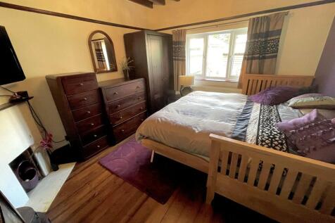 2 Cudlow Ave Bed ...