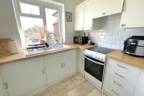 5 Ffynches Lodge ...