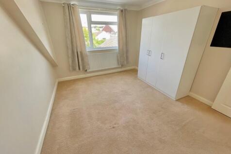 18 Moorfoot Road ...