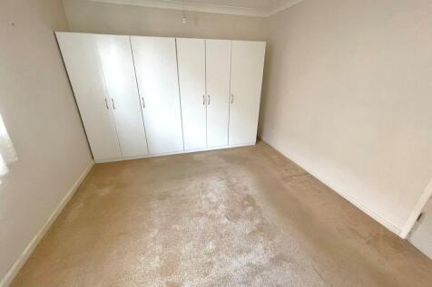 18 Moorfoot Road ...