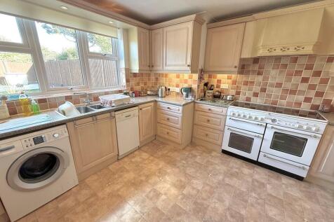 19 Chantonbury Cl...