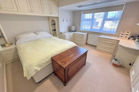 19 Chantonbury Cl...
