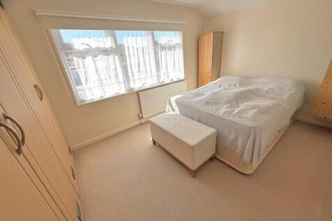 19 Chantonbury Cl...