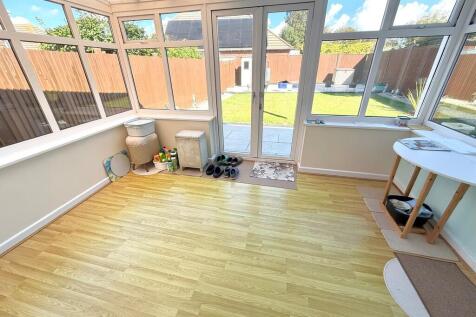 19 Chantonbury Cl...