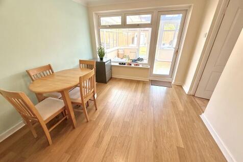 19 Chantonbury Cl...