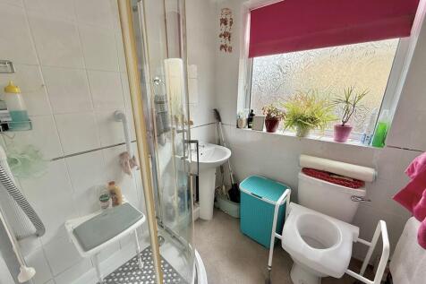 17 Hobbs Shower