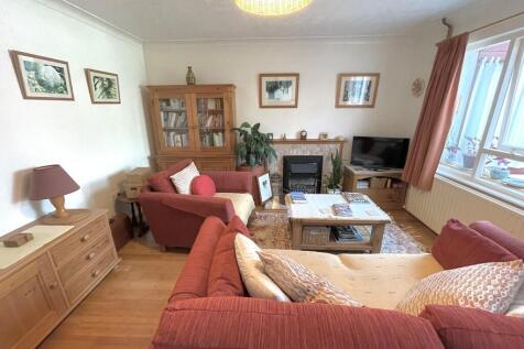 9 Beacon Way Loun...